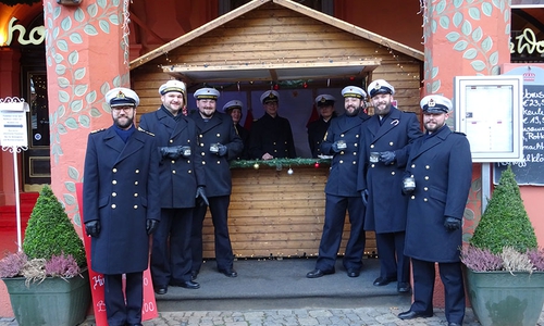 In Uniform am Glühweinstand: Eine Delegation des Flottendienstbootes OKER der Bundesmarine. (Archivfoto)