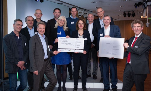 Erhielten das Preisgeld für den 2. Platz in der Kategorie "Hauptamt" des Gewässerwettbewerb "Bach im Fluss": Stadtrat Andreas Bauer (2. von rechts) und Silke Westphalen (6. v. l.) bei der Übergabe mit Frank Doods, Staatssekretär des Niedersächsischen Ministerium für Umwelt, Energie und Klimaschutz (rechts). 