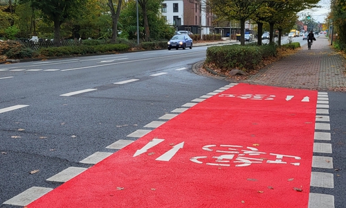 Am Cardenap wurde die Fahrbahnmarkierung schon aufgebracht.