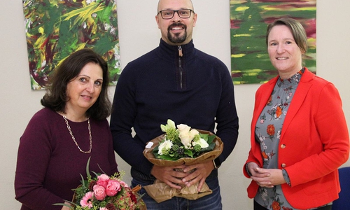 Sabine Kretschmann (re.) beglückwünscht den Vorstand der Pflegekonferenz: Tizinana Arlt (li.) und Norman Krüger, sowie in Abwesenheit Stefanie Weinert.