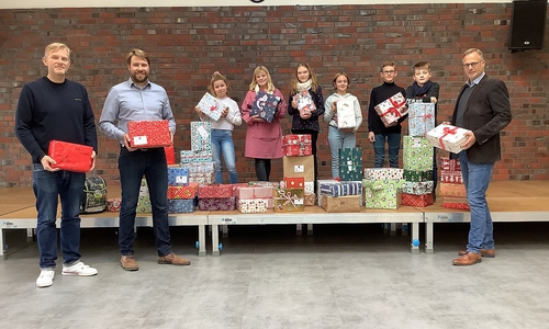 Ernst-Heinrich Beckmann (li.), Kevin Müller und Schulleiter Stefan Marken mit Schülerinnen und Schülern der OBS Sickte