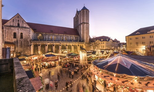 Vom 23. November bis zum 29. Dezember bringt der Braunschweiger Weihnachtsmarkt adventliche Stimmung auf die Plätze rund um den Dom St. Blasii und die Burg Dankwarderode. 