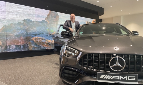 Niederlassungsleiter Stefan Becker im neuen Showroom. 