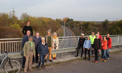 Cremlinger Grüne beim Ortstermin an der Bahnstrecke bei Weddel.