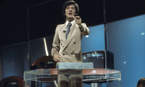 Zweireiher, Krawatte, weißes Hemd: Ila Richter prägte "disco", die erfolgreichste Musiksendung der 70er-Jahre, auf seine Weise. Der Moderator avancierte zu einem Superstar seiner Zeit. (Bild: ZDF / Renate Schäfer)