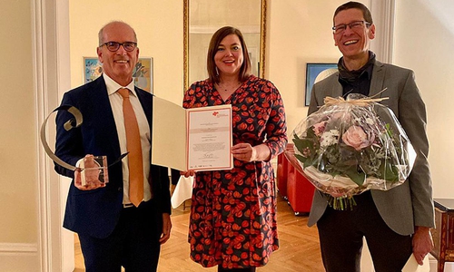 Martin Korte (r.), Sprecher des ausgezeichneten Projekts "Homeo-Hirn", mit Gerold Schneider (l.) von der TU Hamburg und der Hamburger Wissenschaftssenatorin Katharina Fegebank.