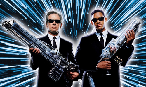 Die Agenten K (Tommy Lee Jones, rechts) und J (Will Smith) nehmen in "Men in Black" mit Superwaffen den Kampf gegen eine feindselige Alien-Kakerlake auf. (Bild: RTL / Columbia Pictures Industries)