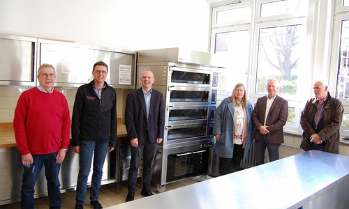 (v. l. n. r.) Bäcker-Obermeister Fritz Raffert, Bäcker-Obermeister Carsten Richter, Schuldezernent Bernd Retzki, Referatsleiterin Martina Brandt, Schulleiter Stefan Volkmann, Leiter der Gebäudewirtschaft Henning Plumeyer.