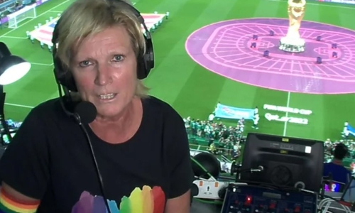 ZDF-Reporterin Claudia Neumann setzte am Montagabend beim Spiel der USA gegen Wales (1:1) auf ihre Weise ein Zeichen: mit einem großen Herz auf dem Shirt und eine Armbinde in Regenbogenfarben.  (Bild: ZDF / Screenshot)