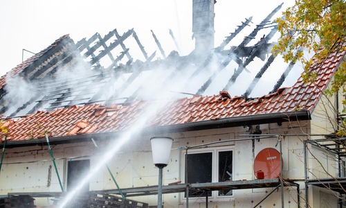 Auch die ganze Nacht über wurden durch Feuerwehrkräfte der Samtgemeinde Papenteich von außen Nachlöscharbeiten durchgeführt.