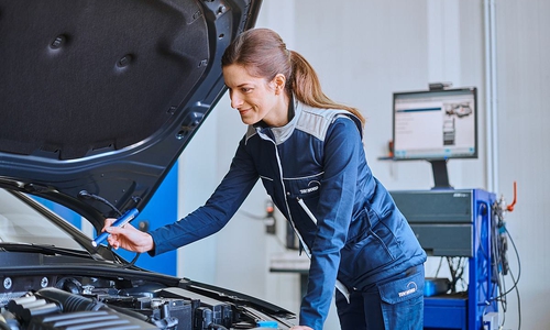 TÜV-Prüferin am Auto