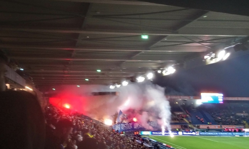 Zwischenzeitlich wurden auch ein paar Pyros abgefeuert zwischen den Hansa Rostock-Fans.