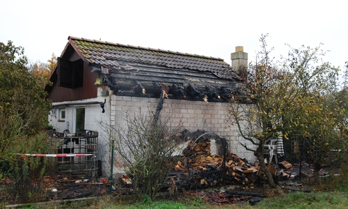 Die Gartenlaube wurde stark durch das Feuer in Mitleidenschaft gezogen.