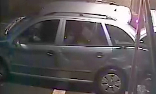Das Auto ist an der Seite auffällig beschädigt.