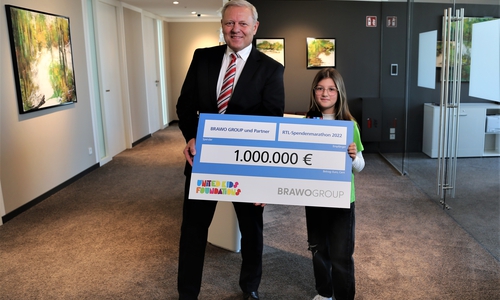 Jürgen Brinkmann, Vorstandsvorsitzender der Volksbank BraWo, übergibt mit „Kinderreporterin“ Linda am Freitagabend (18.11.2022) beim RTL-Spendenmarathon einen Spendenscheck in Höhe von 1 Million Euro symbolisch per Videoschaltung aus dem Braunschweiger  BraWoPark an Moderator Wolfram Kons in Köln.  