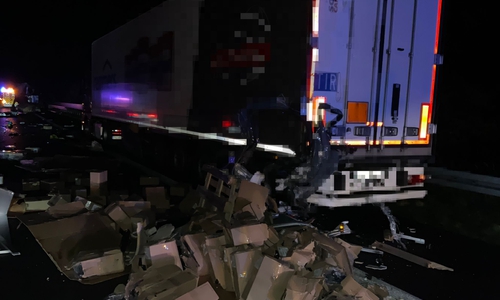 Bei dem Unfall wurde der Lkw aufgerissen. Teile der Ladung lagen auf der Autobahn.