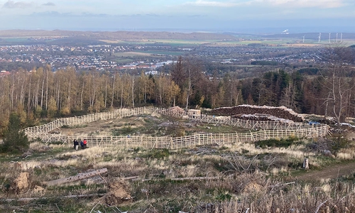 Der fertige Zaun umschließt am Fuße des Rammelsbergs eine Fläche von etwa 3.000 Quadratmeter.