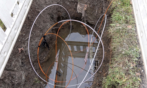 Aktuell liegt die Glasfaserleitung "provisorisch" unter offenem Himmel.