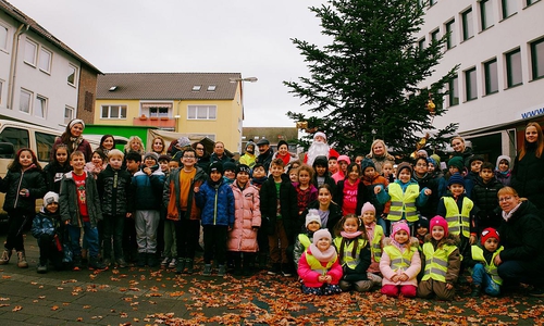Traditionelles Weihnachtsbaumschmücken in der Nordstadt bekam Besuch vom Weihnachtsmann
