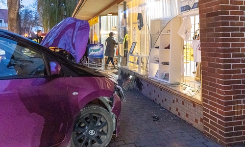 Das Schaufenster wurde zerstört.