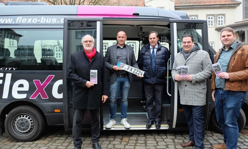 Verbandsvorsitzender Detlef Tanke (l.) übergab symbolisch das flexo-Fahrzeug an den Landkreis Gifhorn. Darüber freuen sich (v.r.) Geschäftsführer Philipp Brauner, Landrat Tobias Heilmann sowie die Geschäftsführer Stephan Heidenreich und Thomas Schreinecke, der für "sein" Fahrzeug bereits das Kennzeichen in Händen hält.