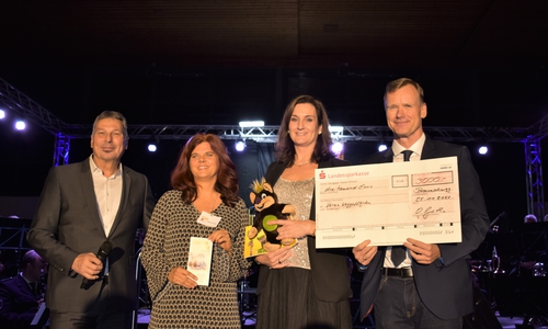  Polizeipräsident Michael Pientka, Myrna Fricke und Stefanie Braun vom Verein WegGefährten, Oliver Grotha mit dem Scheck.