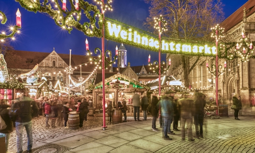 An den Treppen auf dem Burgplatz findet am Mittwoch ab 17:45 Uhr die traditionelle Eröffnung des Braunschweiger Weihnachtsmarkts statt. 