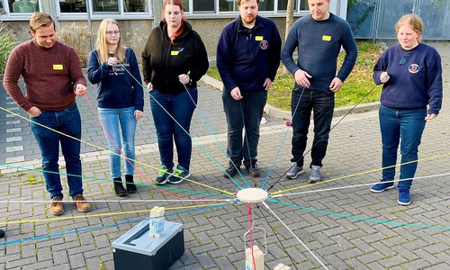 In verschiedensten erlebnispädagogischen Spielen schulten die Teilnehmenden ihr Miteinander.