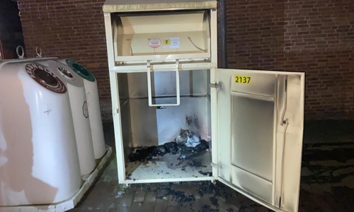 Die Altkleider im Container wurden in Brand gesetzt.