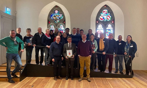 Bürgermeister Axel Siebe begrüßt die internationalen Gäste auf der Rathausdiele.