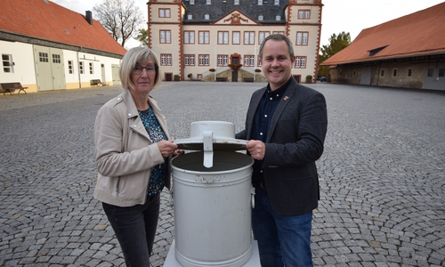Ein Exponat aus den Depots des Städtischen Museums: das praktische Grubenklosett, das auf dem Foto von Museumsleiter Arne Homann und Museumspädagogin Christine Kellner-Depner präsentiert wird. 