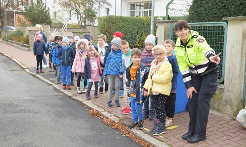 Christiane Meier zeigt Erstklässlern in Bad Harzburg wo es lang geht.