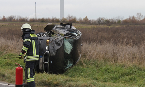 Das Fahrzeug blieb nach der Kollision auf der Seite liegen.