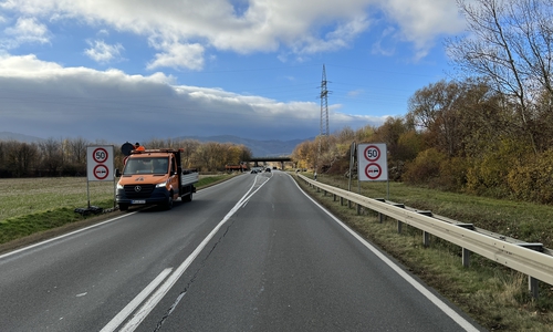Heute wurden die Schilder, die auf die reduzierte Höchstgeschwindigkeit hinweisen, montiert. Statt wie üblich 70 Stundenkilometern, dürfen im unfallträchtigen Bereich der L 518 nun nur noch 50 km/h gefahren werden.