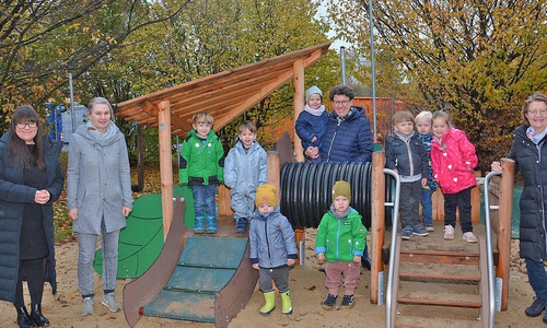 Die Kinder haben das neue Spielgerät schon erkennbar ins Herz geschlossen. Darüber freuten sich auch (v. l. ) Kilindum-Leiterin Anika Kalisch mit Juliane Witte (daneben), Dörthe Hahne (Mitte) sowie Bettina Vogler-Klages von der Hans und Helga Eckensberger Stiftung (re)..)
