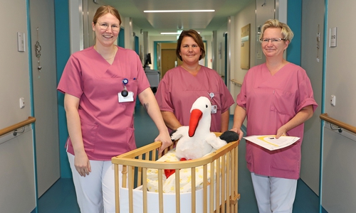 Die Kinderkrankenschwestern Alina Wasserschleger und Susanne Buchholz sowie Stationsleiterin Denise Gabriel freuen sich über den neuen Bereich für ihre Patientinnen.