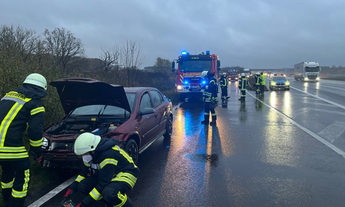 Das Auto war in die Leitplanke gekracht.