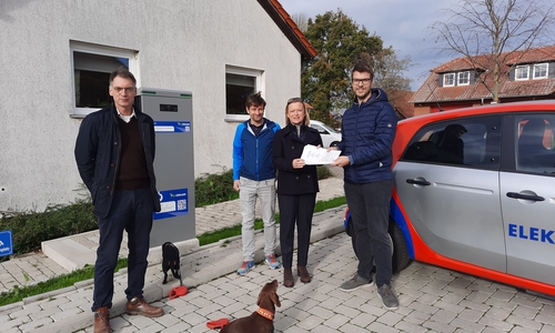 Bei der offiziellen Inbetriebnahme der Ladesäulen (von links): Knut Riggert, Samtgemeindemitarbeiter Timo Löffler, Bürgermeisterin Dunja Kreiser und Daniel Hünnerkopf (Fa.KOM-DIA), gesundheitsbedingt fehlt Christiane Wagner-Judith, VA Mitglied.