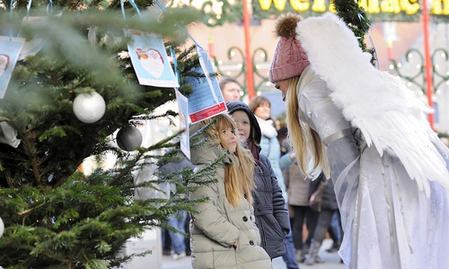 Am Samstag, 26. November, hängen rund 300 Weihnachtswünsche in der Braunschweiger Innenstadt von den Zweigen des AAI-Wunschbaums und warten auf großzügige Weihnachtswichtel.