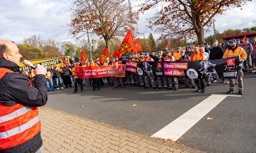 Warnstreiks vor den Werkstoren von Alstom in Salzgitter.
