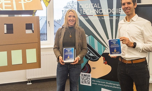 v.l.: Sabrina Lampe (Stadtwerke Wolfsburg) und Prof. Dr. Tamás Kurczveil (Ostfalia Hochschule) stellten den Studierenden am 25.11.2022 den Innovationspreis vor.