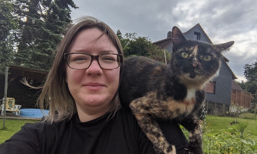 Friederike aus Langelsheim mit ihrer „sonnenanbetenden und abenteuerlustigen“ Katze Vally.