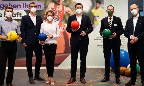 Reha-Zentrumsleiter Gerhard Schnalke, Orthopäde Florian Brand, leitende Physiotherapeutin Heike Siebert, Oberbürgermeister Dr. Thorsten Kornblum, Klinikum-Geschäftsführer Dr. Andreas Goepfert und Aufsichtsratsvorsitzender Christian Geiger (v. l.)