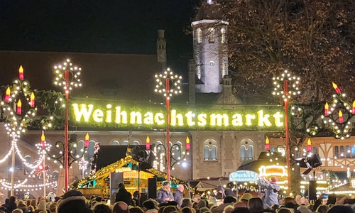 Der Weihnachtsmarkt lockt viele Besucher in die Innenstadt.