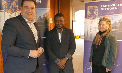 Bi Juvenal Zoan (m.) engagiert sich als Sprachmittler für Französisch. Landrat Tobias Heilmann und Josefin zum Felde, Leiterin der Stabsstelle Integration des Landkreises Gifhorn, danken dem 26-Jährigen für die Unterstützung anderer Zugewanderter.