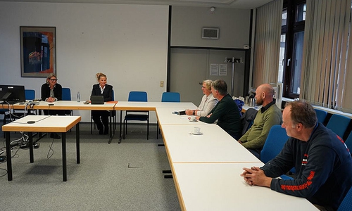 Gemütliche Gesprächsrunde mit Oberbürgermeisterin Urte Schwerdtner. Birgit Tsuchiya, Bernhard Strackenbrock, Henning Frase und Lutz Dreyer (v. li.) tragen ihre Bedenken zum Marktplatz-Pflaster vor. Links neben Urte Schwerdtner: Elke Dreßler, Leiterin des Büros der Oberbürgermeisterin