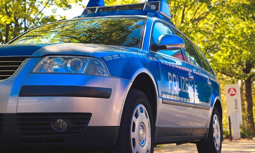 Polizeiauto vor einer Arbeitsagentur
