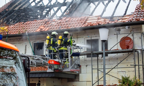 Die Einsatzstelle ist aufgrund der Einsturzgefahr der Gebäude abgesperrt und für weitere Ermittlungen zur Brandursache durch die Polizei beschlagnahmt worden.