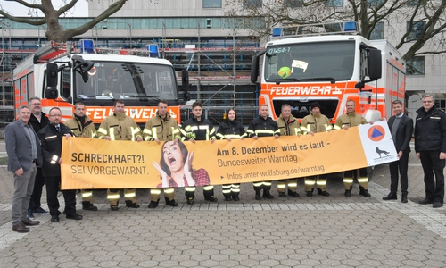 Oberbürgermeister Dennis Weilmann (2. v. r.), Stadtrat Andreas Bauer (links) und Manuel Stanke (Leitung Geschäftsbereich Brand und Katastrophenschutz, rechts) gemeinsam mit Kollegen der Berufsfeuerwehr Wolfsburg sowie Lars M. Vollmering (Leitung Referat Kommunikation, 2. v. l.). 