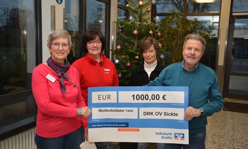 Scheckübergabe am Rande eines Blutspendetermins in Sickte (von links): Margrit Weigelt, Vorsitzende des DRK-Ortsvereins Sickte, Tafel-Leiterin Juliane Liersch, Heike Kanter vom Präsidium des DRK-Kreisverbands sowie Beisitzer Detlev Hager (OV Sickte). 